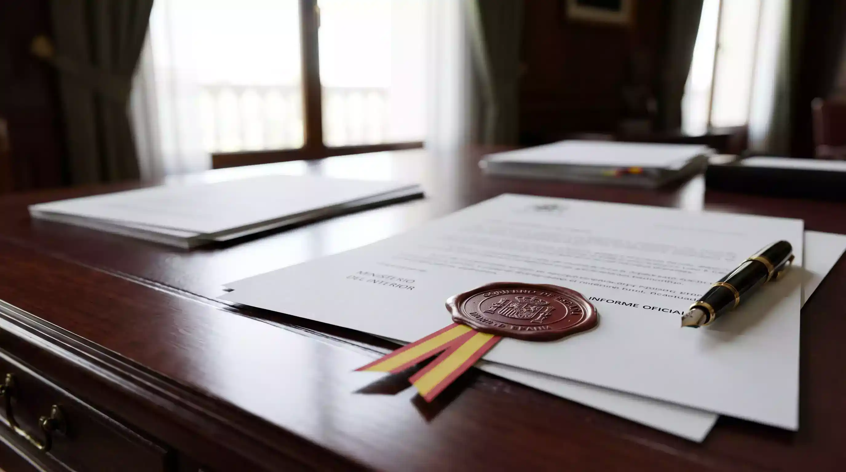 Documento oficial con sello de la DGOJ y logo Juego Seguro sobre mesa de despacho profesional